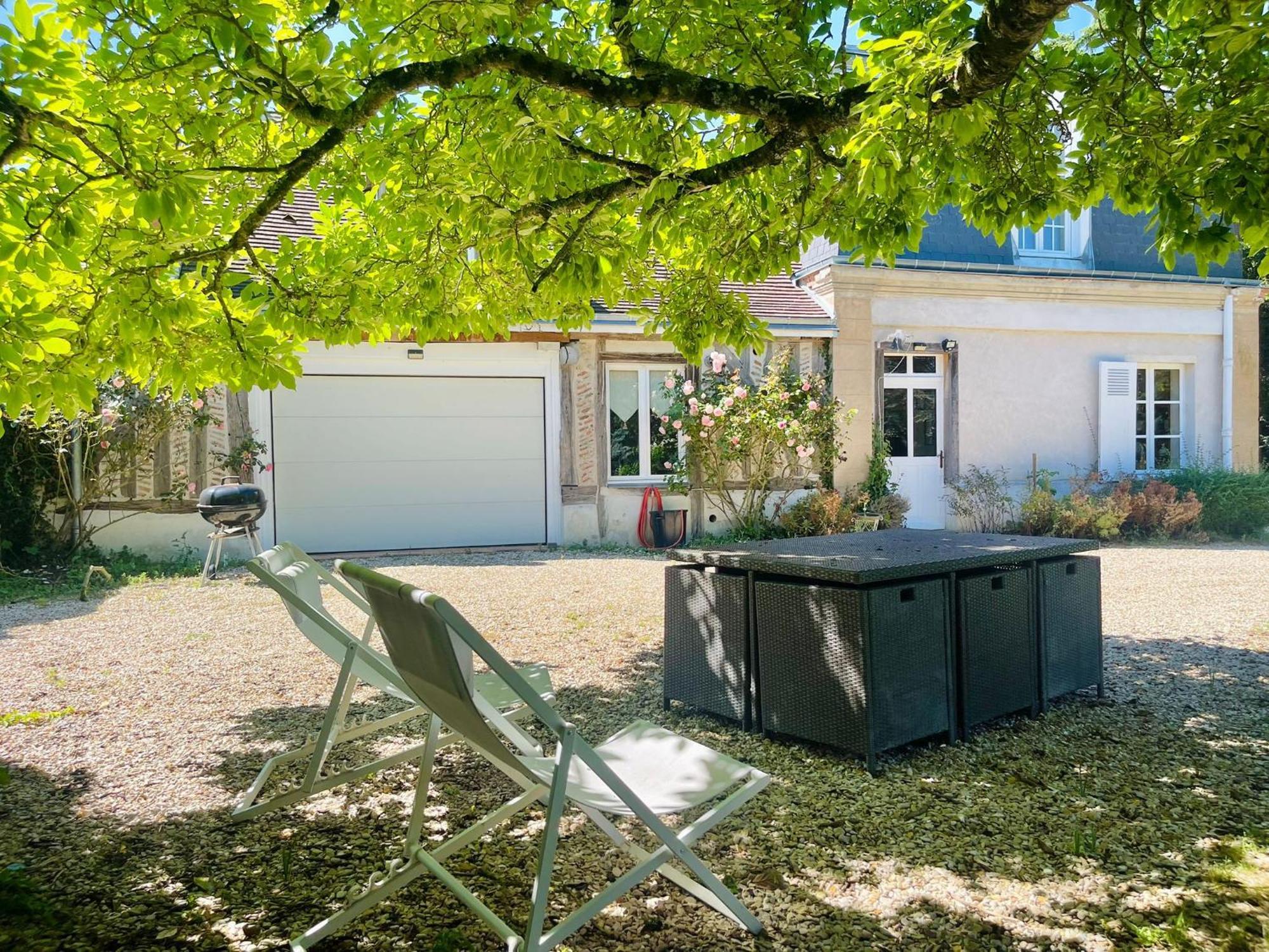 Maison Chaleureuse De 4 A 12 Personnes Neuville-aux-Bois ภายนอก รูปภาพ